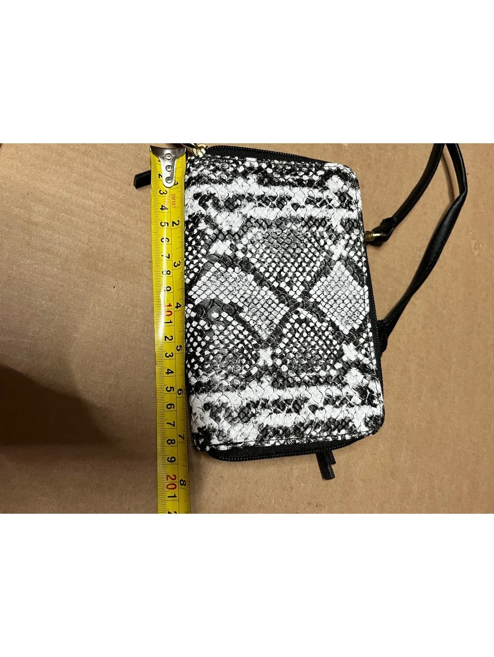 Sleek Snake Print Crossbody Wallet Bag – Chic & Compact!